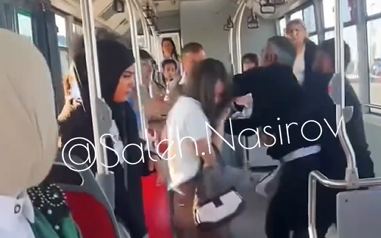 “BakuBus”da ata qızını döydü -VİDEO “BakuBus”da ata qızını döydü -VİDEO